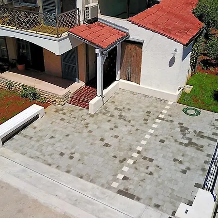 Laura Apartman *